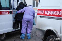 Работа фельдшеров скорой помощи в условиях коронавирусной инфекции на территории городской больницы №2. Курган, защитный костюм, фельдшер на вызове, скорая помощь, пациент, пандемия коронавируса, средства защиты