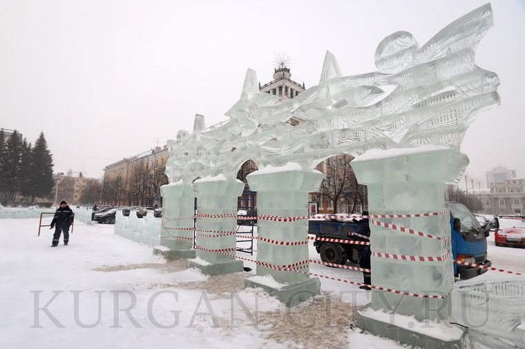 Из-за перепадов температур власти перекрыли вход в ледовый городок с улицы Ленина