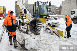 Уборка снега. Екатеринбург, снег на тротуаре, уборка снега, снегоуборочная техника, тротуар в снегу, снег в городе, коммунальные службы, дворник