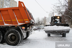 Уборка снега. Екатеринбург, снег на тротуаре, снег, уборка снега, снегоуборочная техника, трактор, вывоз снега, уборка тротуара
