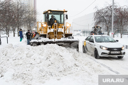 Уборка снега. Екатеринбург, сугроб, уборка снега, снегоуборочная техника, снег на дороге, снег в городе