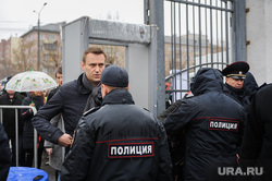 Алексей Навальный встретился с волонтерами своего штаба, выступил на митинге против Томинского ГОК и провел пресс-конференцию для журналистов. Челябинск, навальный алексей, рамки металлоискателя