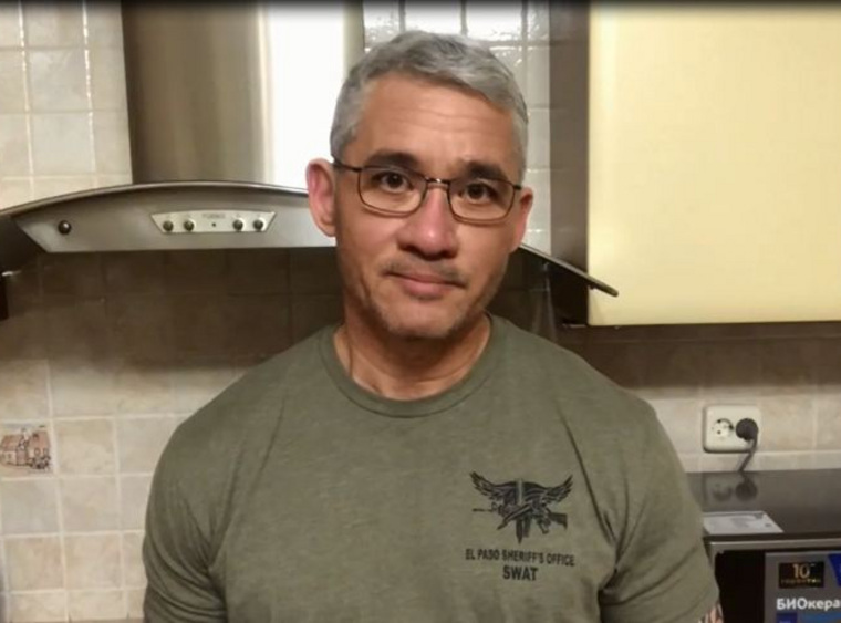 Офицер службы дипломатической безопасности США Энтони Грох (в футболке с надписью SWAT — американский спецназ)