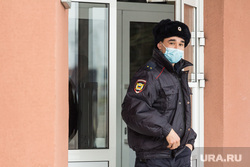 Текслер на объектах. Магнитогорск, выход из здания, открытая дверь, полицейский в маске