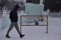Снегопад. Курган, ледовый городок, ограждение, мужчина, ограничительная лента