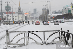 Виды Екатеринбурга, зима, ограждение, снег в городе, город екатеринбург, проспект ленина, забор, заснеженная улица