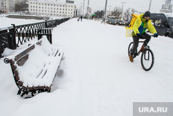 Уборка снега. Екатеринбург, снег на тротуаре, тротуар в снегу, снег в городе, курьер, доставка еды