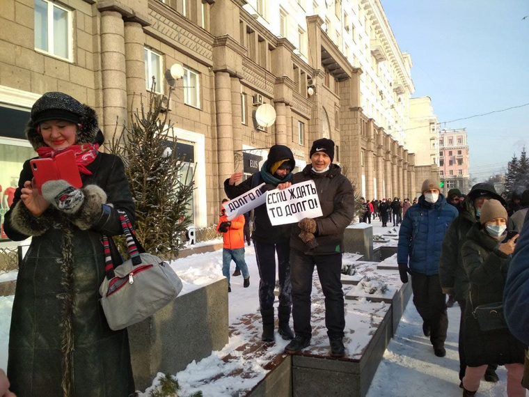 Протестующие в Челябинске разворачивают плакаты