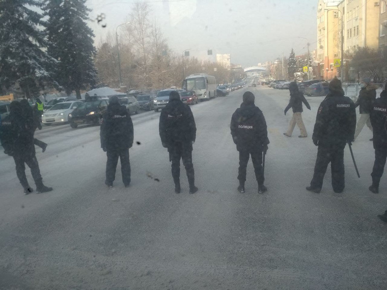 Полиция оцепила улицу в Челябинске