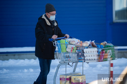 Люди закупают продукты в гипермаркетах во время пандемии коронавируса. Екатеринбург, корзина, продукты, тележка, гипермаркет, защитная маска, супермаркет, продуктовый магазин
