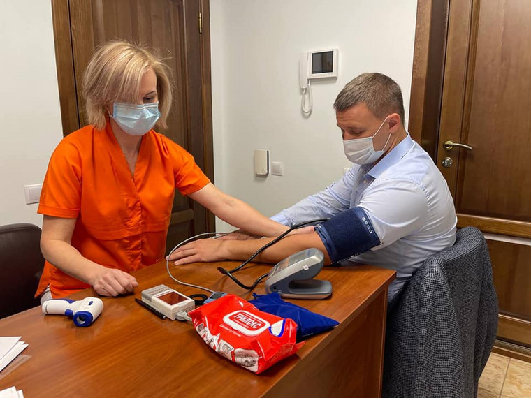 Начальник пресс-службы УГМК Алексей Свалов поставил себе вакцину от коронавируса