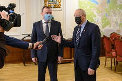Алексей Орлов (слева) пообещал Эдуарду Росселю (справа) связать свою жизнь с Екатеринбургом