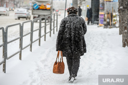 Снегопад, зима. Челябинск, снег, пенсионер, пешеход, снегопад, зима, люди, дорога