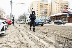 Виды Екатеринбурга, снежная каша, снег на дороге, снег в городе, улица розы люксембург, грязный снег, нечищенная дорога, неубранный снег