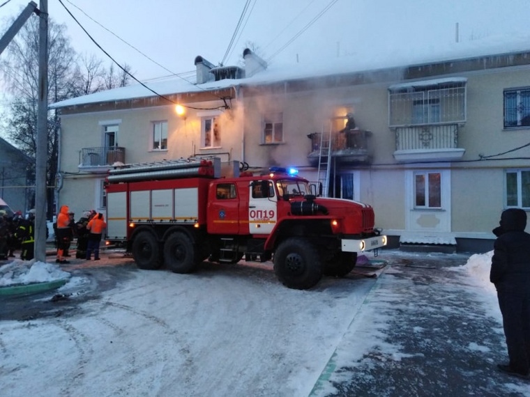 Пожар начался утром в двухэтажном бараке на улице Калинина