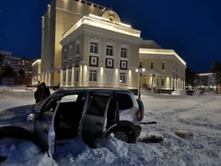 Мужчина подъехал к отделу полиции на своем автомобиле и открыл стрельбу