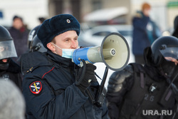 Несанкционированный митинг на площади Народных гуляний. Магнитогорск, мегафон, митинг, полицейский