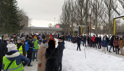 Людям предлагают пойти в сторону Театра драмы и там закончить акцию
