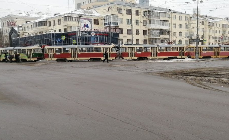 Трамваи перекрыли движение в центре Екатеринбурга