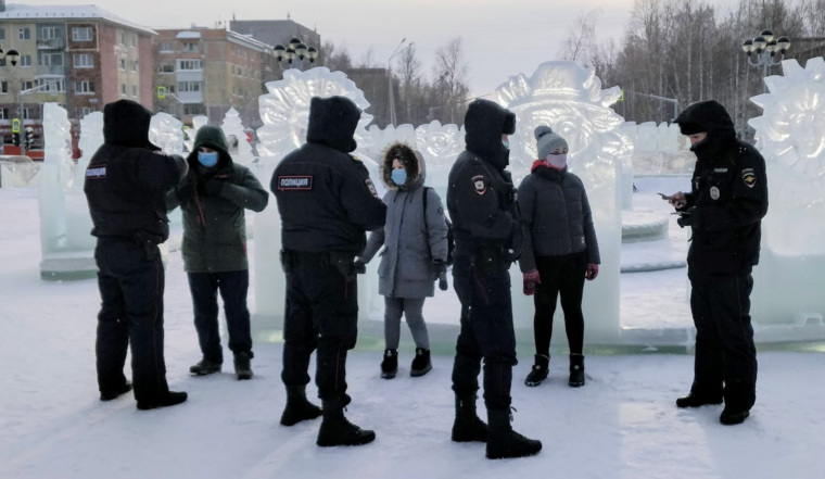 К полудню на площади Нефтяников в Нижневартовске собрались активисты. Некоторые из них были на акции и 23 января