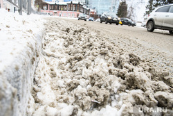 Виды Екатеринбурга, снежная каша, снег на дороге, снег в городе, грязный снег, нечищенная дорога, неубранный снег