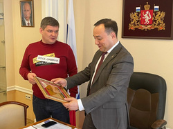 Михаил Кайгородов вручил Азату Салихову благодарность за развитие бокса в регионе