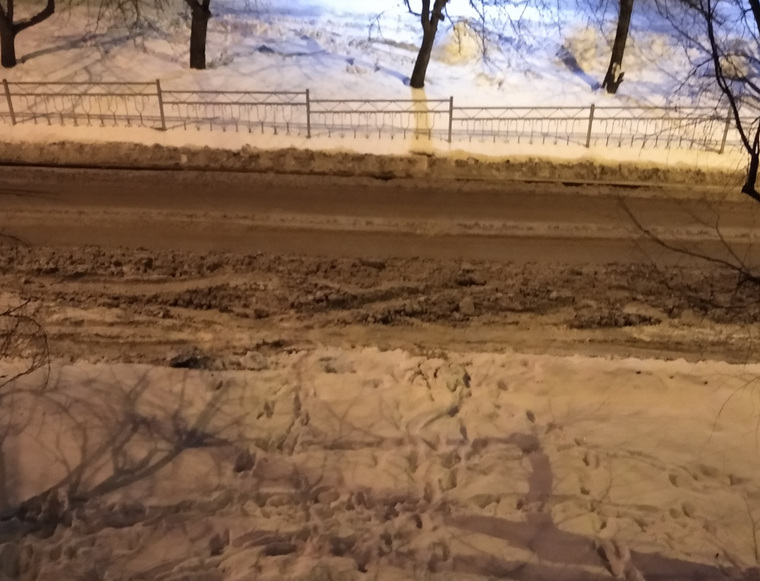 Одна полоса на улице Мира полностью завалена снегом, на второй — колея. Коммунальщики не появлялись на этом участке больше недели