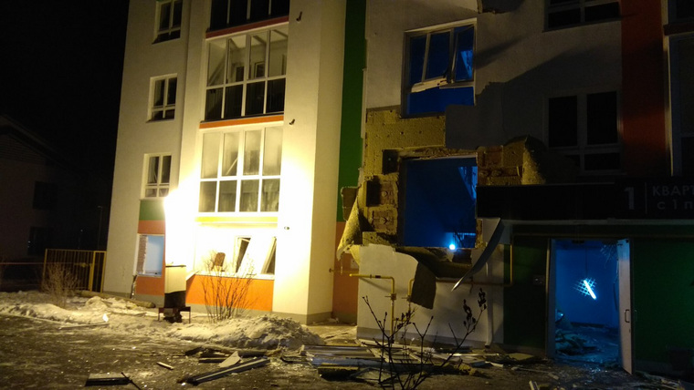 Последствия взрыва газа в доме по улице Павла Шарова