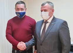 С назначением Вадима Кискула (слева) поздравил депутат заксобрания ЯНАО Александр Голубенко (справа)