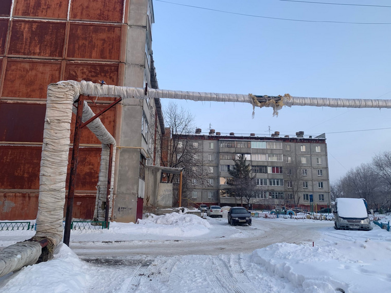 Скотч обнаружили на трубах теплотрассы, расположенных возле ул. Ефремова, д. 26а