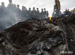 Гражданские блокируют военную технику между Краматорском и Славянском. Украина, дым, армия, военные, солдаты, пожарище, пепелище, гарь, война