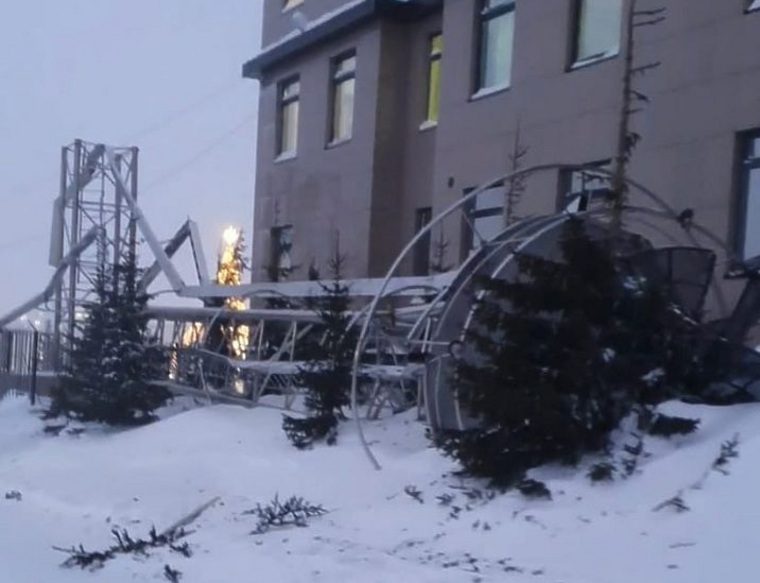 Ветром обломало антенну у здания «Недр Ямала» в Салехарде