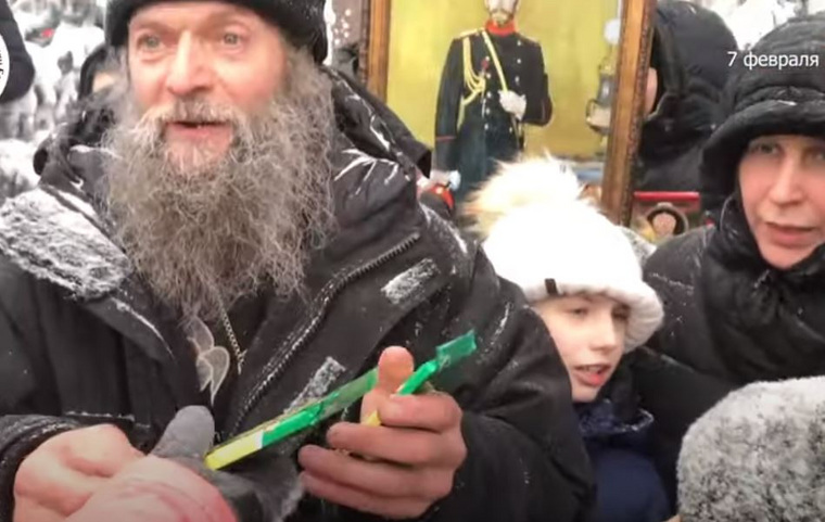 Один из монахов продолжил традицию отца Сергия — раздавать детям шоколадки