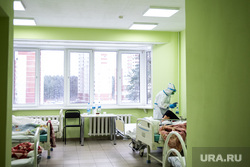 Свердловский областной клинический психоневрологический госпиталь для ветеранов войн, где оказывают помощь пациентам с коронавирусной инфекцией COVID-19. Екатеринбург, госпиталь, палата, медик, защитный костюм, медицина, медицинский работник, врач, больница, лечащий врач, противочумный костюм, коронавирус, covid, противочумной костюм, красная зона, ковидный госпиталь