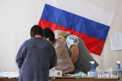 Избирательный участок по общероссийскому голосованию по поправкам в Конституцию РФ. Курган, избирательная комиссия, триколор, флаг россии, избирательнй участок, общероссийское голосование