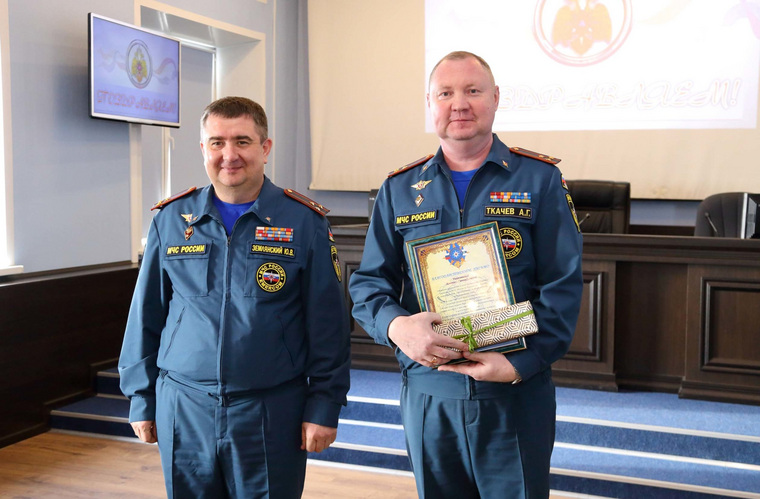 Юрий Землянский (слева) вручил Алексею Ткачеву (справа) благодарственное письмо