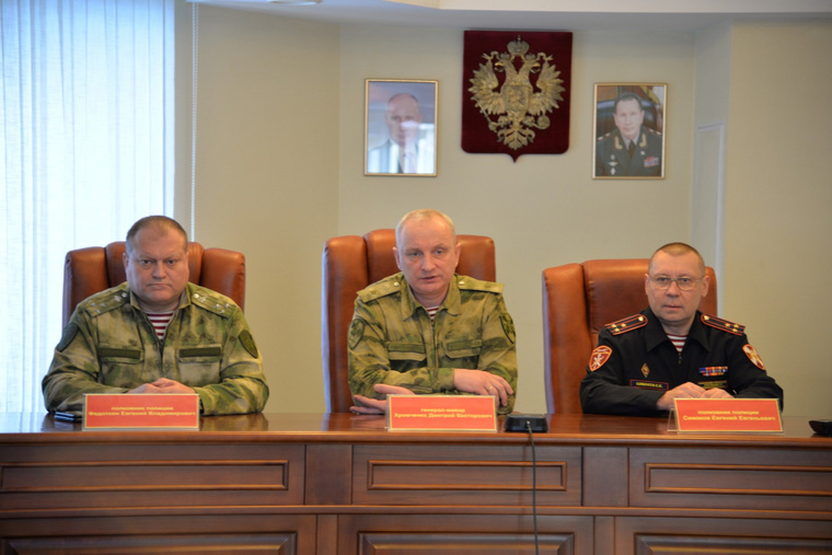 Нового руководителя (крайний справа) представили подчиненным еще до того, как регион покинул экс-глава Росгвардии ХМАО Федоткин (слева)