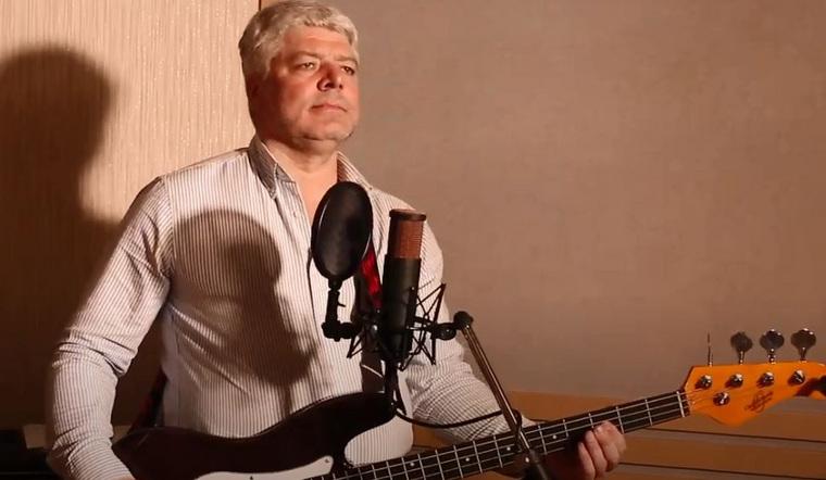 На бас-гитаре сыграл Александр Кузьминчук («Военно-мемориальная компания», г. Екатеринбург)