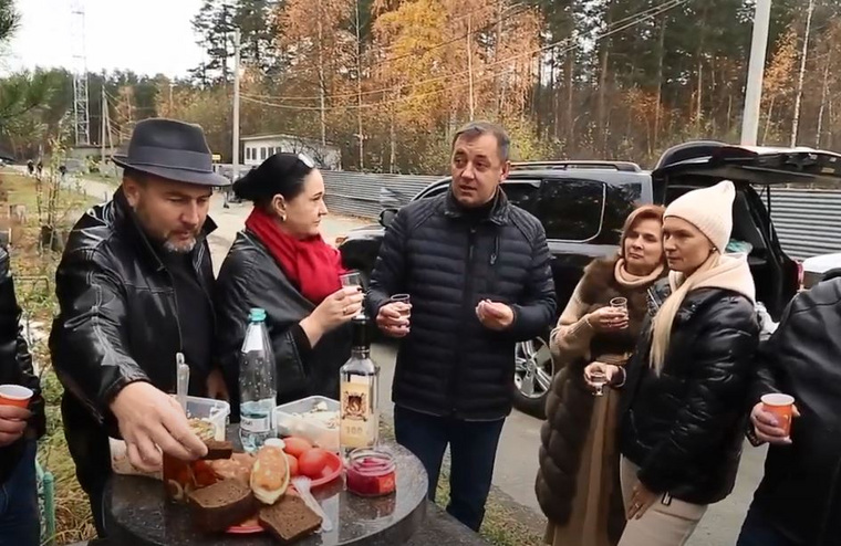 Слева среди собравшихся — директор управления городского хозяйства Новоуральска Сергей Ефимов