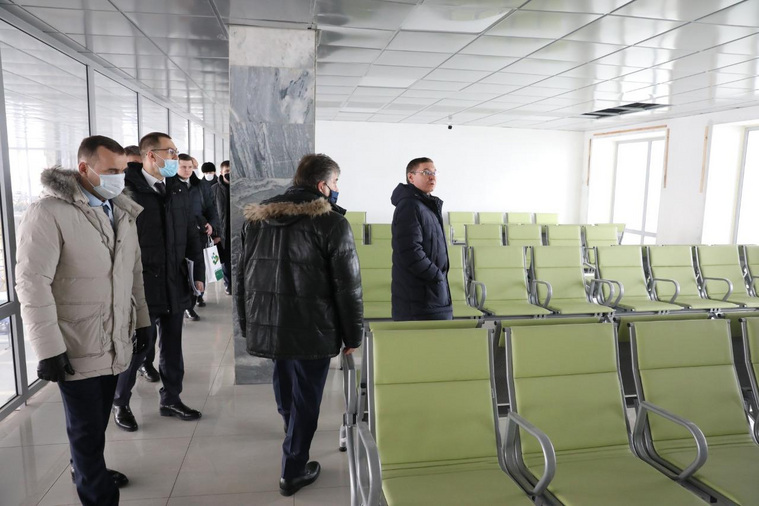 Представителям полпредства и областного правительства показали обновленную часть аэропорта