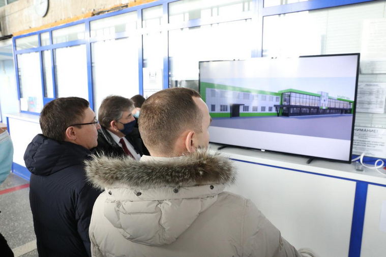 Полпреду Якушеву и губернатору Шумкову показывают, как аэропорт будет выглядеть в будущем