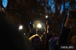Третий день протестов против строительства храма Св. Екатерины в сквере у театра драмы. Екатеринбург, сквер, фонарики, свет, сквер на драме