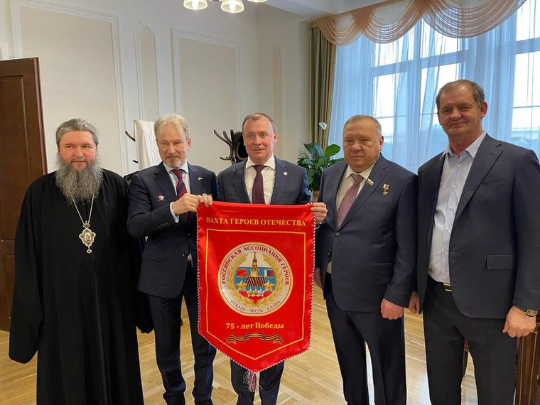 Владимир Шаманов (второй справа) крайне редко приезжает в Екатеринбург