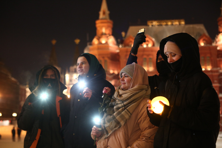 Вечером россиянам предложили выйти на улицу посветить фонариками