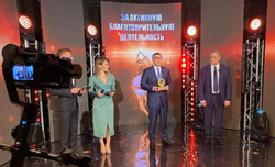 Награду из рук Алексея Текслера (в центре) получил гендиректор ЧЭМК Павел Ходоровский (первый справа)