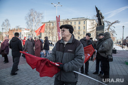 Митинг ЛДПР и КПРФ в поддержку своих кандидатов. Тюмень, пенсионер, красные флаги, площадь борцов революции