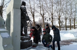 В Екатеринбурге участники акции преклонили колено у памятника Александру Гуменюку