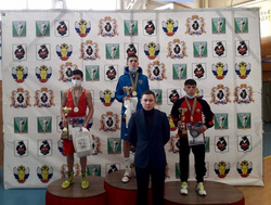 Руслан Пиров (в синем) завоевал золотую медаль соревнований