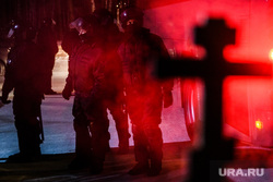 Среднеуральский монастырь после ночного штурма полицией. Среднеуральск, силовики, православный крест, полиция, оцепление, омон