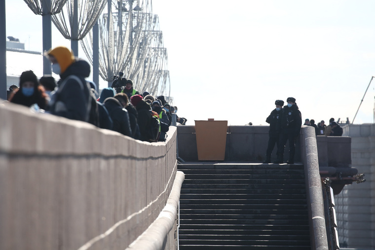 На согласованной акции в память о Борисе Немцове дежурят полицейские
